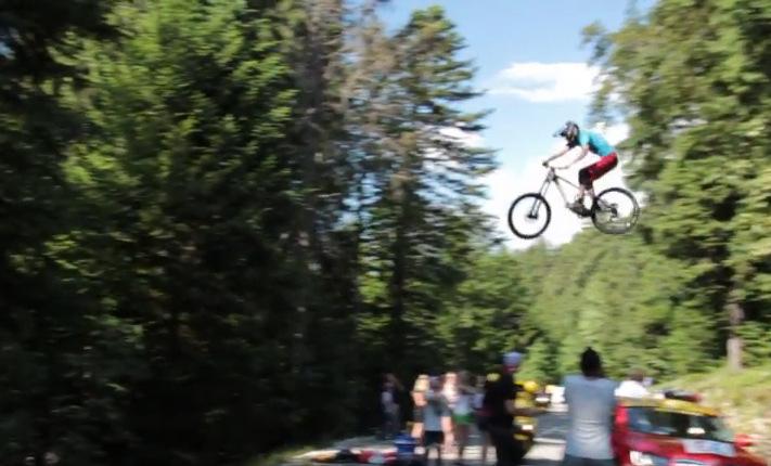 Video French mountain biker jumps over Chris Froome at the Tour de France road.cc